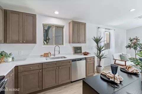 Kitchen - 7155 S Vuelta Silueta, Tucson, AZ 85756 photo 3 of 4