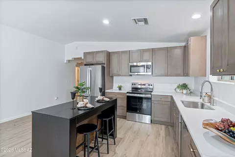 Kitchen - 7155 S Vuelta Silueta, Tucson, AZ 85756 photo 2 of 4