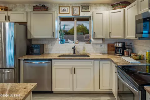 Kitchen - 8101 E Kenyon Dr, Tucson, AZ 85710 photo 2 of 3