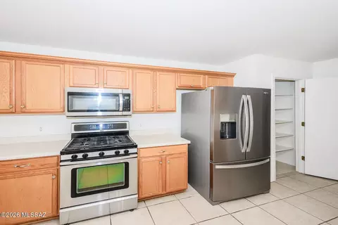 Kitchen - 6218 E Stonechat Dr, Tucson, AZ 85756 photo 4 of 5