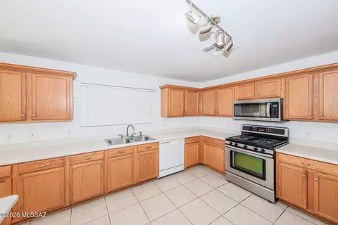 Kitchen - 6218 E Stonechat Dr, Tucson, AZ 85756 photo 2 of 5
