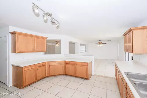 Kitchen - 6218 E Stonechat Dr, Tucson, AZ 85756 photo 3 of 5