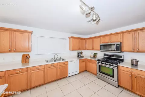 Kitchen - 6218 E Stonechat Dr, Tucson, AZ 85756 photo 5 of 5