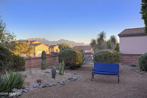 56 N Cape Royal Dr, Green Valley, AZ 85614
