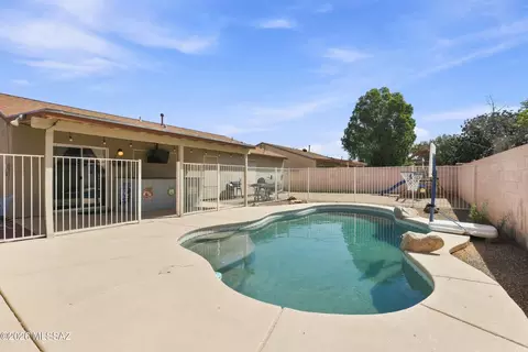 10126 E Rainbow Meadow Dr, Tucson, AZ 85747