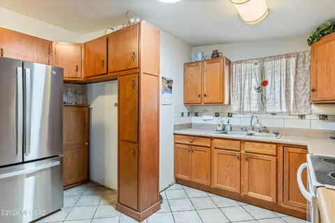 Kitchen - 7324 E Random Ridge Dr, Tucson, AZ 85710 photo 2 of 2