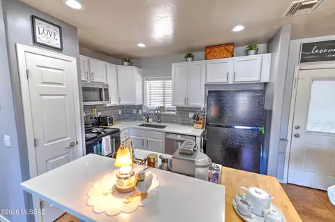 Kitchen - 5146 E 27th St, Tucson, AZ 85711 photo 4 of 6