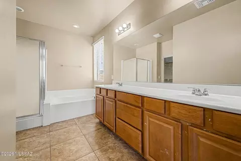 Bath - 8 E Adytum Pl, Vail, AZ 85641 photo 2 of 3