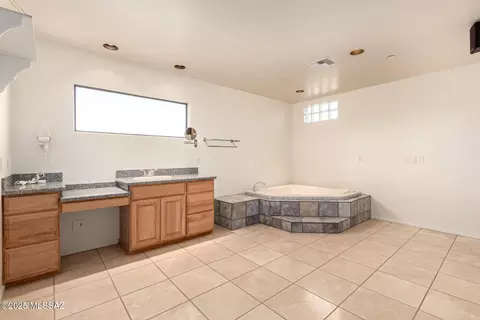 Bath - 5100 E Golder Ranch Dr, Tucson, AZ 85739 photo 1 of 2