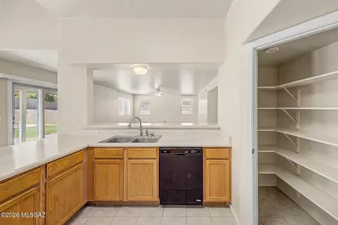 Kitchen - 10136 E Axe Handle Ct, Tucson, AZ 85748 photo 2 of 2