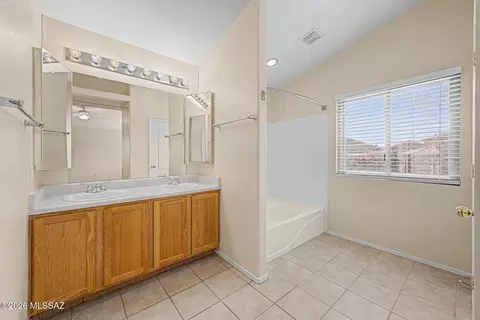 Bath - 10136 E Axe Handle Ct, Tucson, AZ 85748 photo 1 of 2