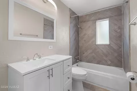 Bath - 1043 E Simmons St, Tucson, AZ 85719 photo 2 of 3
