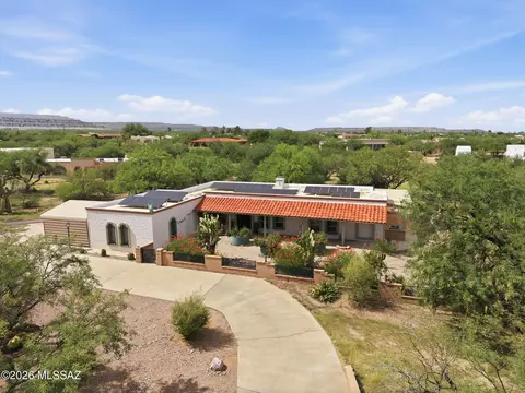 696 W Paseo Del Canto, Green Valley, AZ 85622