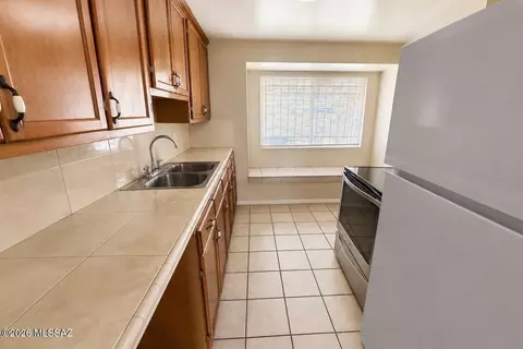 301 W Hatfield St, Tucson, AZ 85706 photo 2