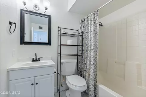 Bath - 812 N Douglas Ave, Willcox, AZ 85643 photo 1 of 2