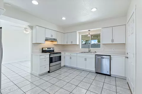 Kitchen - 812 N Douglas Ave, Willcox, AZ 85643 photo 2 of 5