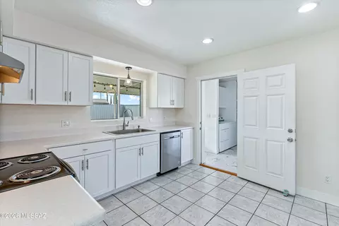 Kitchen - 812 N Douglas Ave, Willcox, AZ 85643 photo 4 of 5
