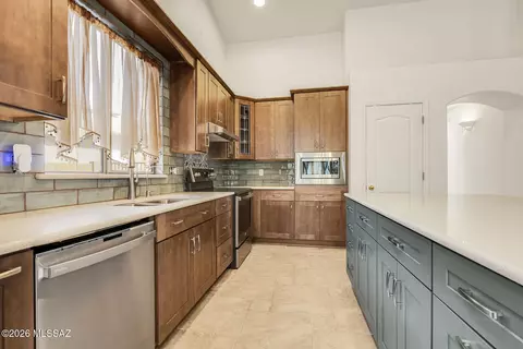 Kitchen - 8216 N Equator Loop, Tucson, AZ 85741 photo 3 of 7