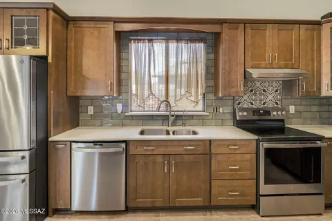 Kitchen - 8216 N Equator Loop, Tucson, AZ 85741 photo 2 of 7