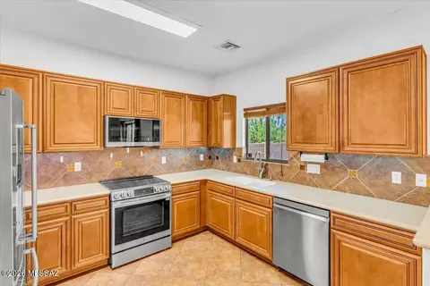 Kitchen - 7689 E Fair Meadows Loop, Tucson, AZ 85756 photo 2 of 3