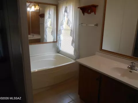 Bath - 8651 E Kitty Mow Trl, Pearce, AZ 85625 photo 2 of 3