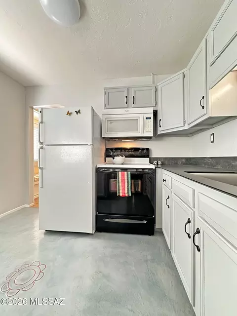 Kitchen - 8060 E Broadway Blvd #E209, Tucson, AZ 85710 photo 2 of 2