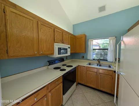Kitchen - 7759 E Via Ventana Norte, Tucson, AZ 85750 photo 2 of 2