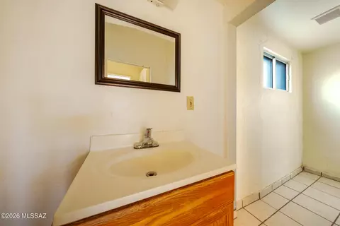Bath - 255 E Delta Rd, Tucson, AZ 85706 photo 1 of 2