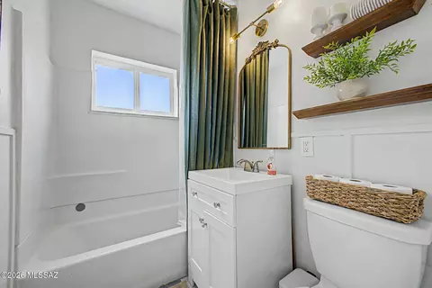 Bath - 4550 E Cooper St, Tucson, AZ 85711 photo 1 of 1