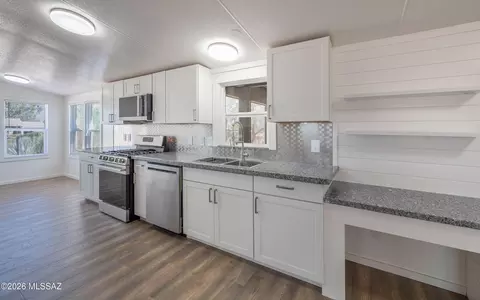 Kitchen - 13333 E Hislop Hill Dr, Vail, AZ 85641 photo 3 of 4