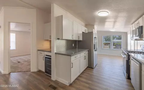 Kitchen - 13333 E Hislop Hill Dr, Vail, AZ 85641 photo 4 of 4