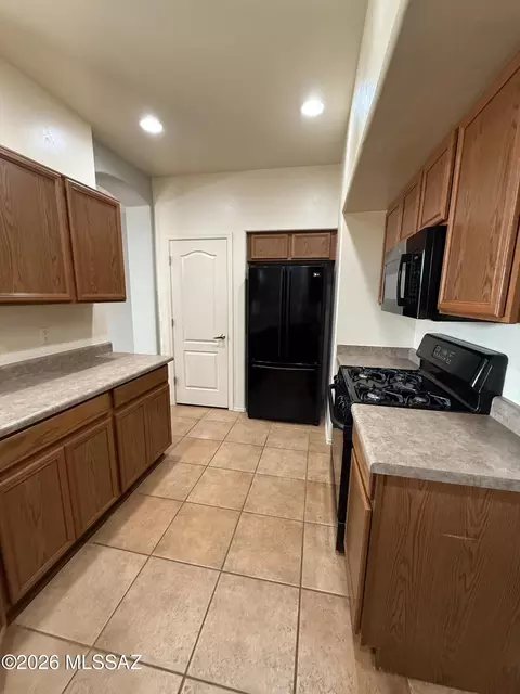 Kitchen - 625 E Painted Pueblo Dr, Vail, AZ 85641 photo 2 of 2