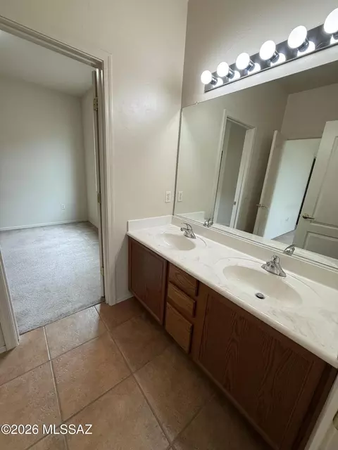 Bath - 625 E Painted Pueblo Dr, Vail, AZ 85641 photo 3 of 5