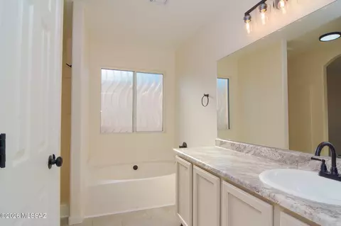 Bath - 10168 E Rincon Shadows Dr, Tucson, AZ 85748 photo 3 of 4