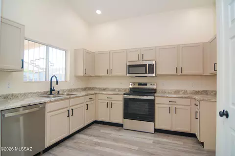 Kitchen - 10168 E Rincon Shadows Dr, Tucson, AZ 85748 photo 1 of 3