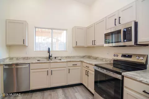 Kitchen - 10168 E Rincon Shadows Dr, Tucson, AZ 85748 photo 2 of 3
