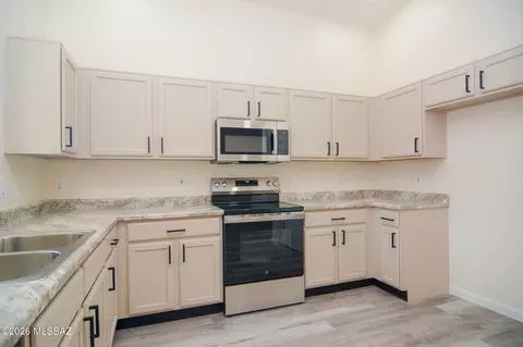 Kitchen - 10168 E Rincon Shadows Dr, Tucson, AZ 85748 photo 3 of 3
