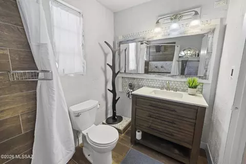 Bath - 2931 Edison St, Tucson, AZ 85716 photo 2 of 4