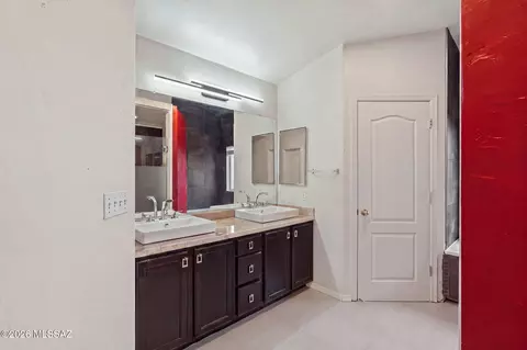 Bath - 10248 E Buffaloberry Loop, Tucson, AZ 85748 photo 3 of 4