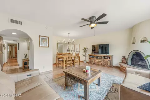 155 W Calle De Las Profetas, Green Valley, AZ 85614
