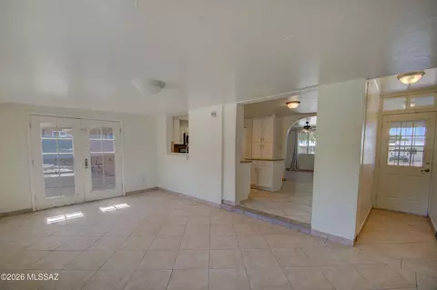 Living - 7253 Eli Dr, Tucson, AZ 85710 photo 5 of 8