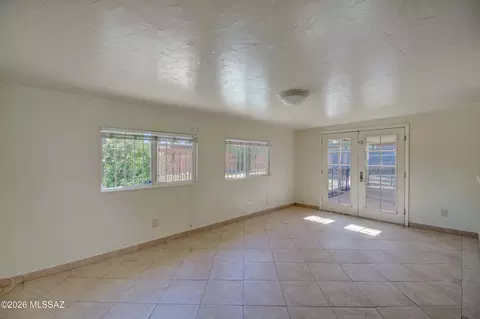 Living - 7253 Eli Dr, Tucson, AZ 85710 photo 7 of 8