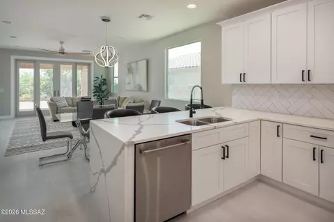 12192 N Golden Mirror Dr, Marana, AZ 85658