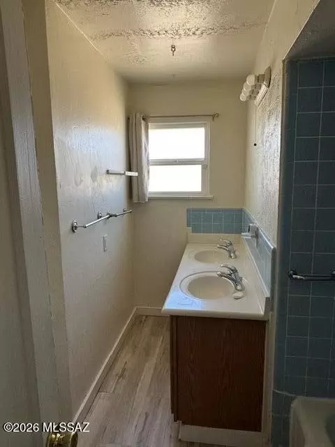 Bath - 438 S Biddle Ave, Willcox, AZ 85643 photo 1 of 3
