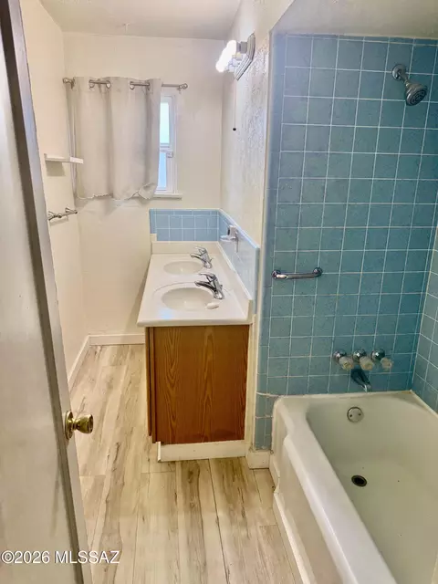 Bath - 438 S Biddle Ave, Willcox, AZ 85643 photo 2 of 3