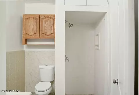 Bath - 2120 E 33rd St, Tucson, AZ 85713 photo 3 of 4