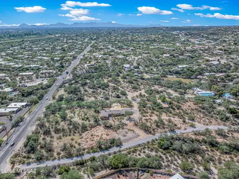 View/Area - 7041 E River Rd, Tucson, AZ 85750 photo 3 of 8