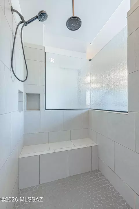 Bath - 14348 E Willow Goldfinch Ct, Vail, AZ 85641 photo 2 of 4