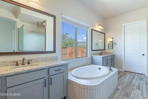 Bath - 14348 E Willow Goldfinch Ct, Vail, AZ 85641 photo 1 of 4