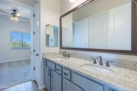 Bath - 14348 E Willow Goldfinch Ct, Vail, AZ 85641 photo 3 of 4
